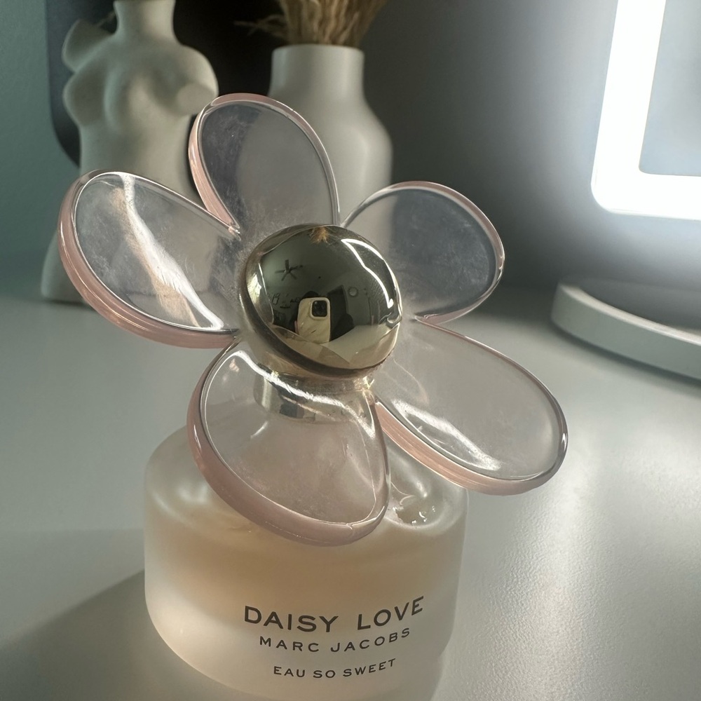Marc Jacobs Daisy Love Eau So Sweet with Pink Floral Cap